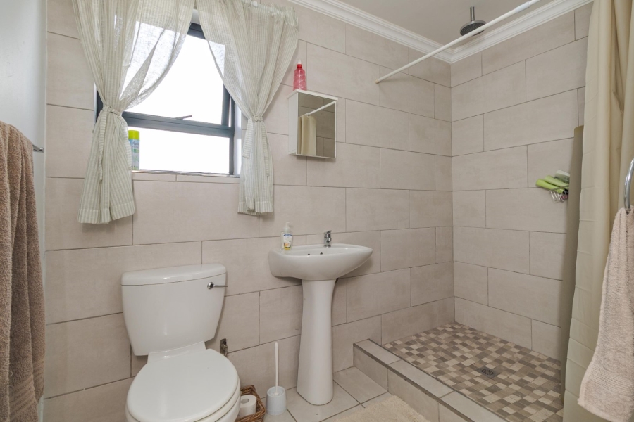 5 Bedroom Property for Sale in Loucharmante Western Cape